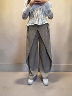 Pantalone palazzo gessato con pattina frontale