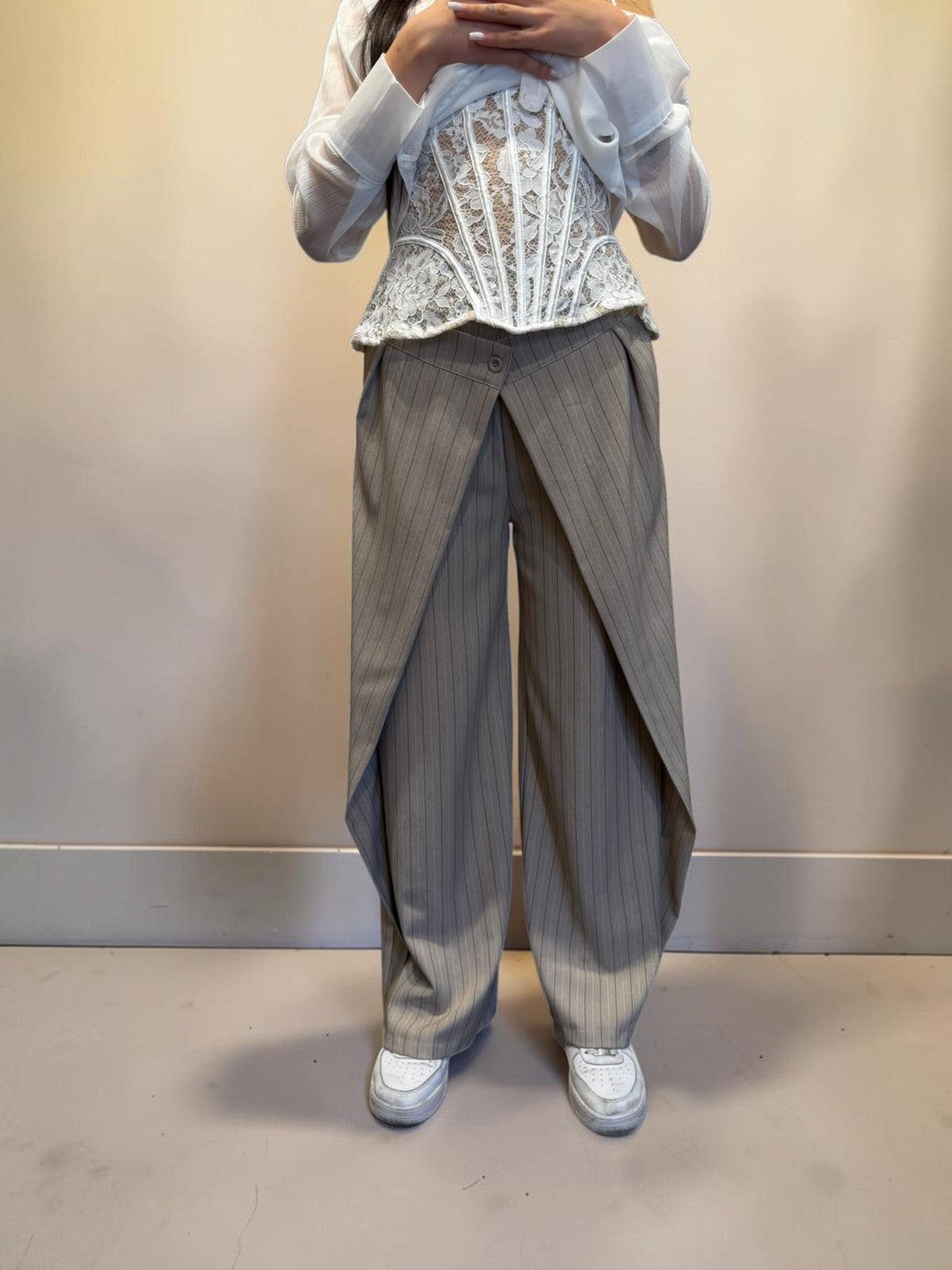 Pantalone palazzo gessato con pattina frontale