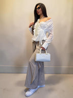 Pantalone palazzo gessato con pattina frontale
