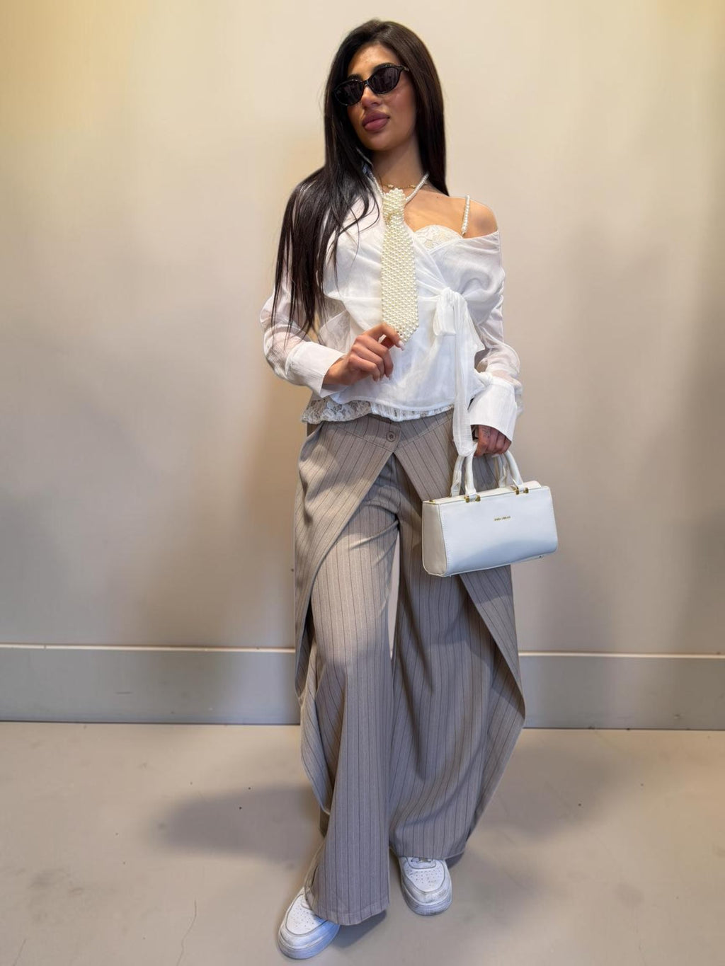 Pantalone palazzo gessato con pattina frontale