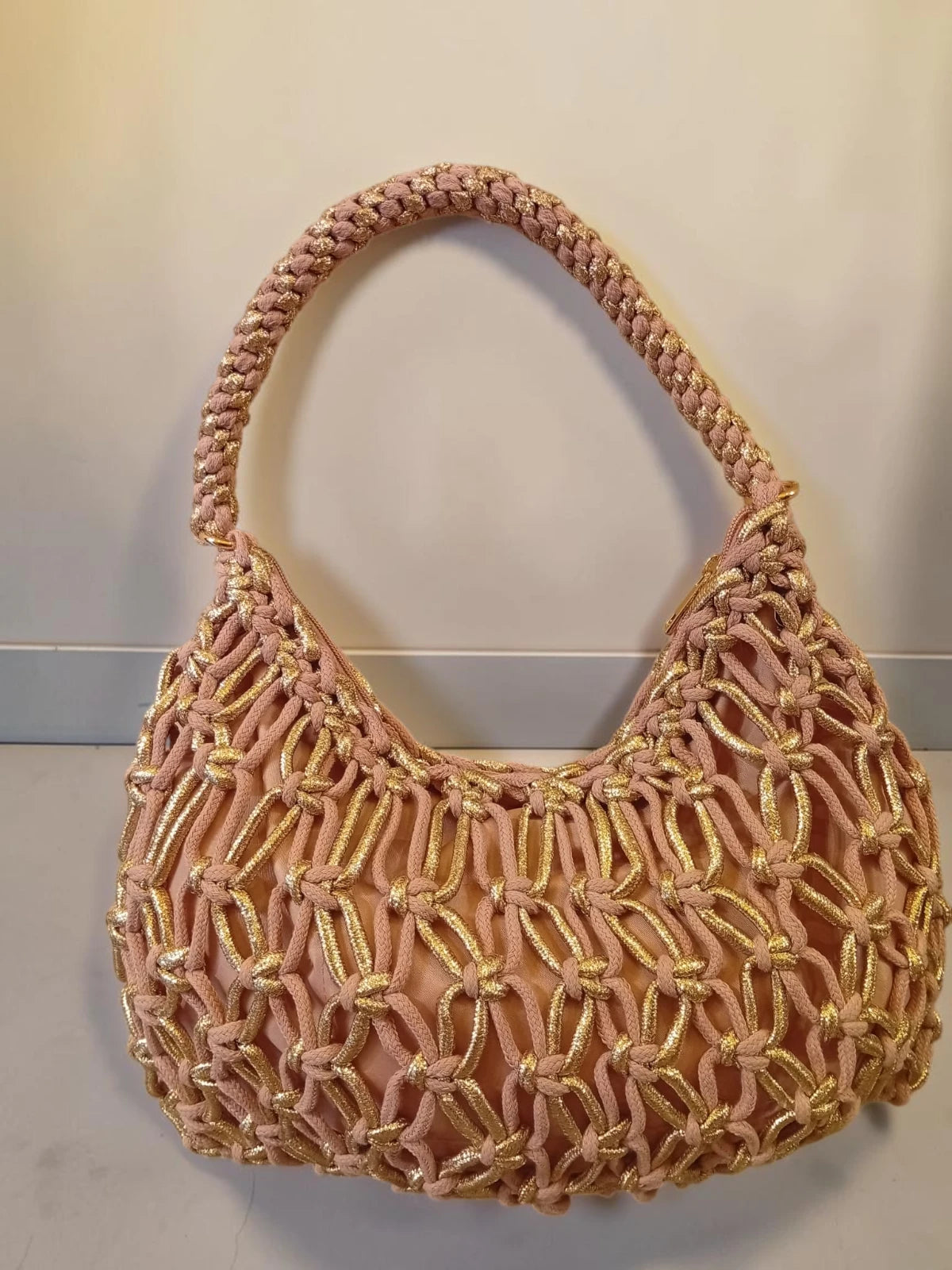 Borsa intrecciata con fili oro