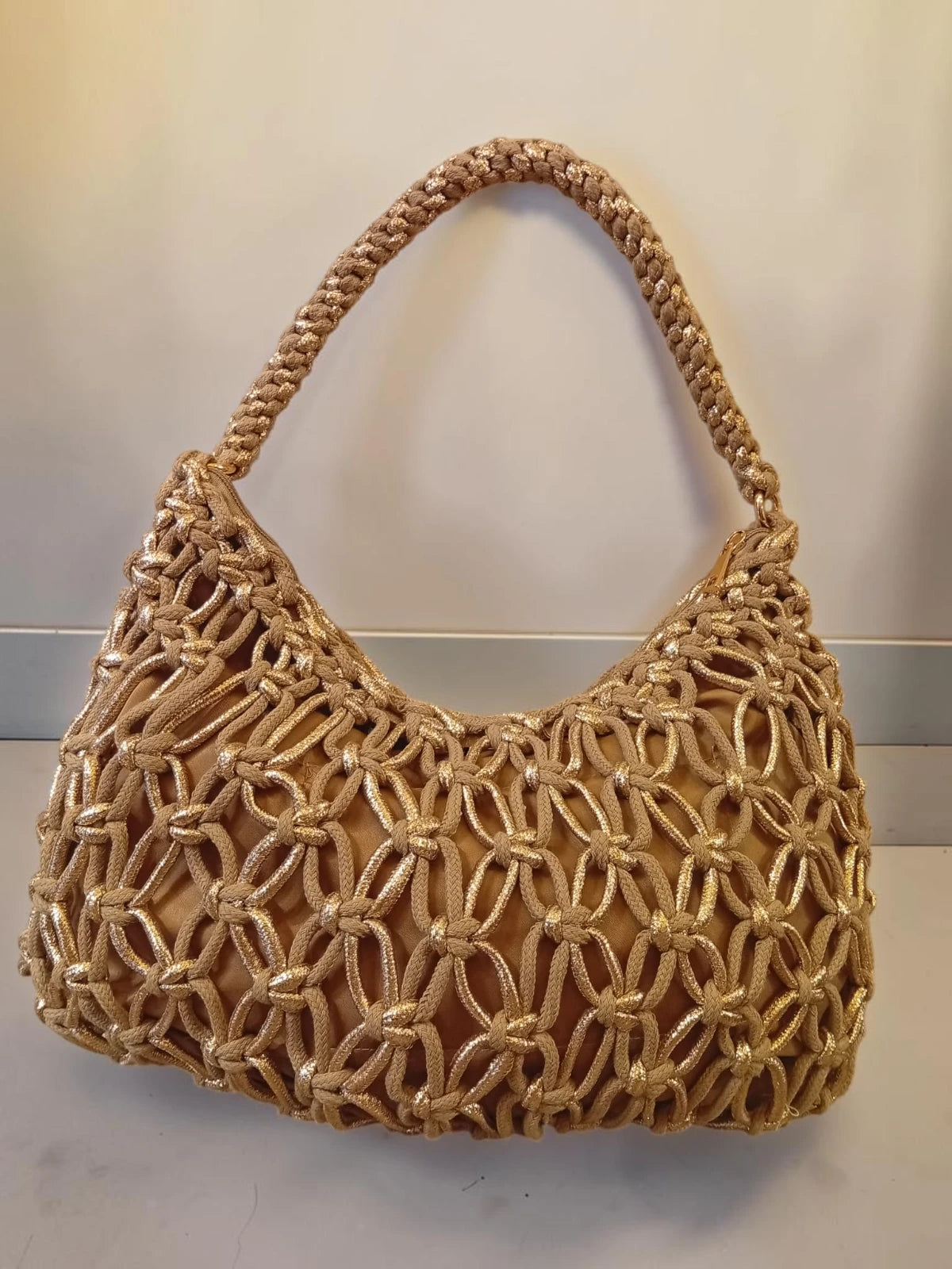 Borsa intrecciata con fili oro