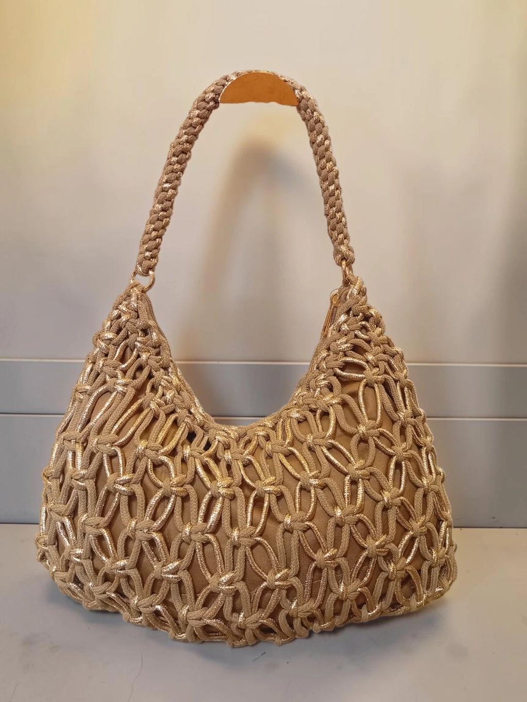 Borsa intrecciata con fili oro