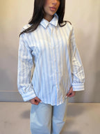 Camicia azzurra a righe dalla vestibilità over
