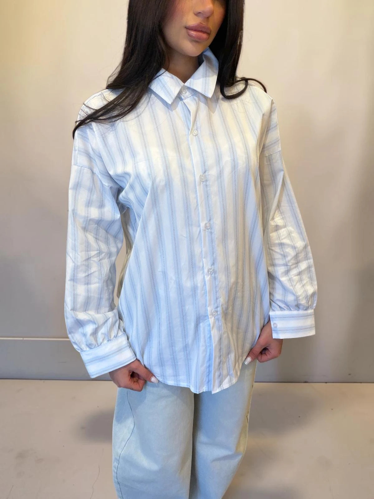 Camicia azzurra a righe dalla vestibilità over