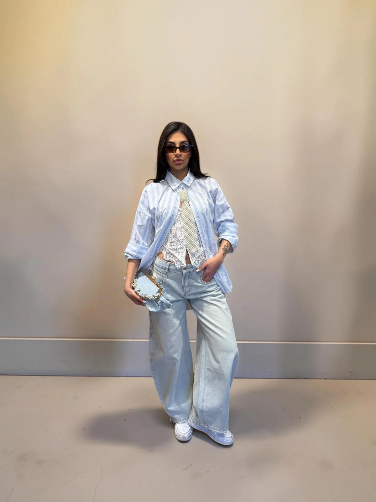 Camicia azzurra a righe dalla vestibilità over