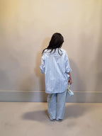 Camicia azzurra a righe dalla vestibilità over