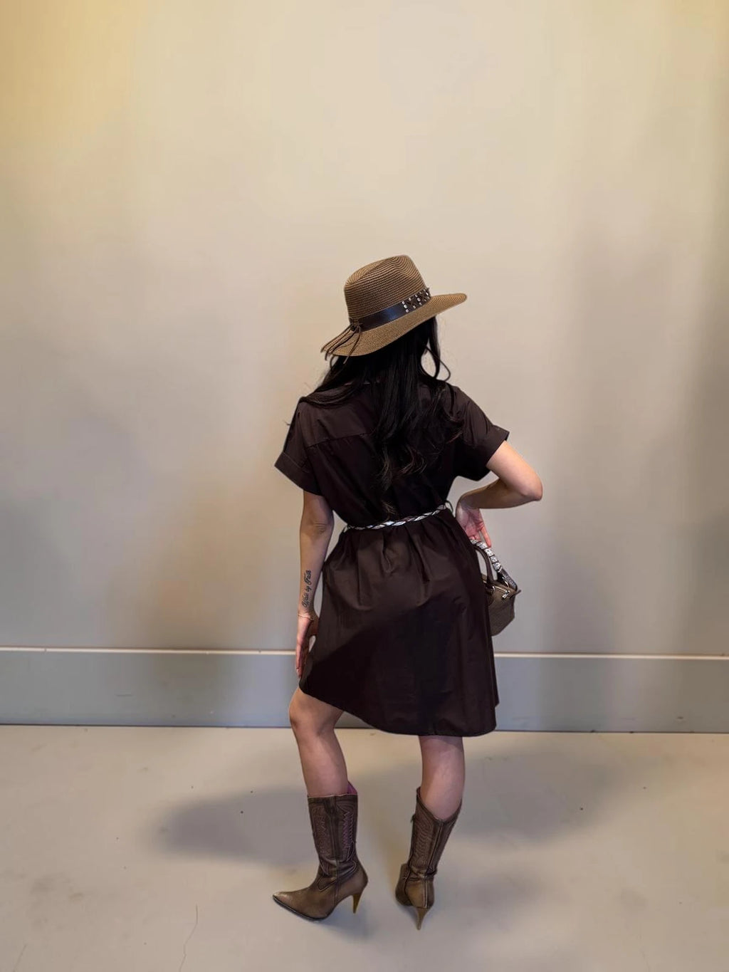 Abito marrone con cintura in vita per un look sofisticato