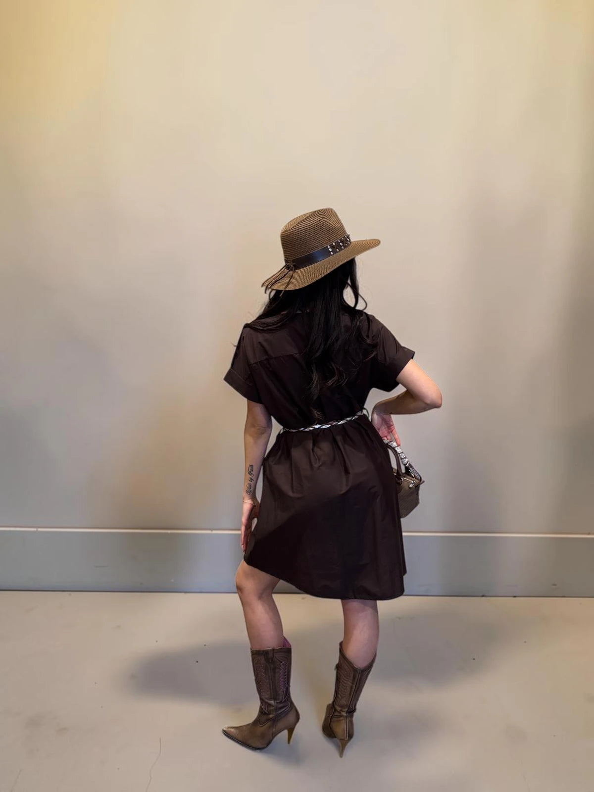 Abito marrone con cintura in vita per un look sofisticato