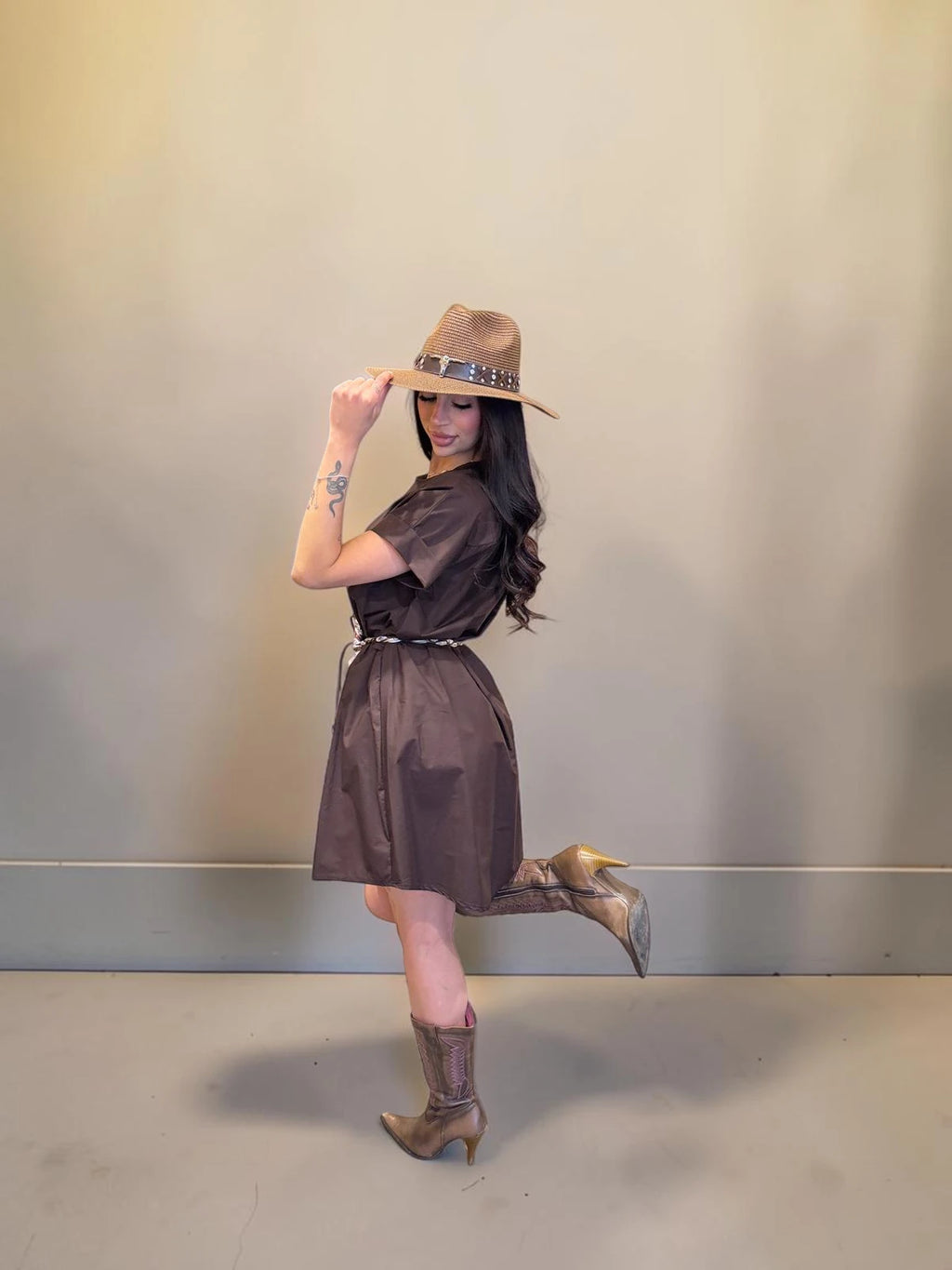 Abito marrone con cintura in vita per un look sofisticato