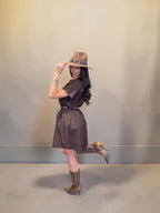 Abito marrone con cintura in vita per un look sofisticato
