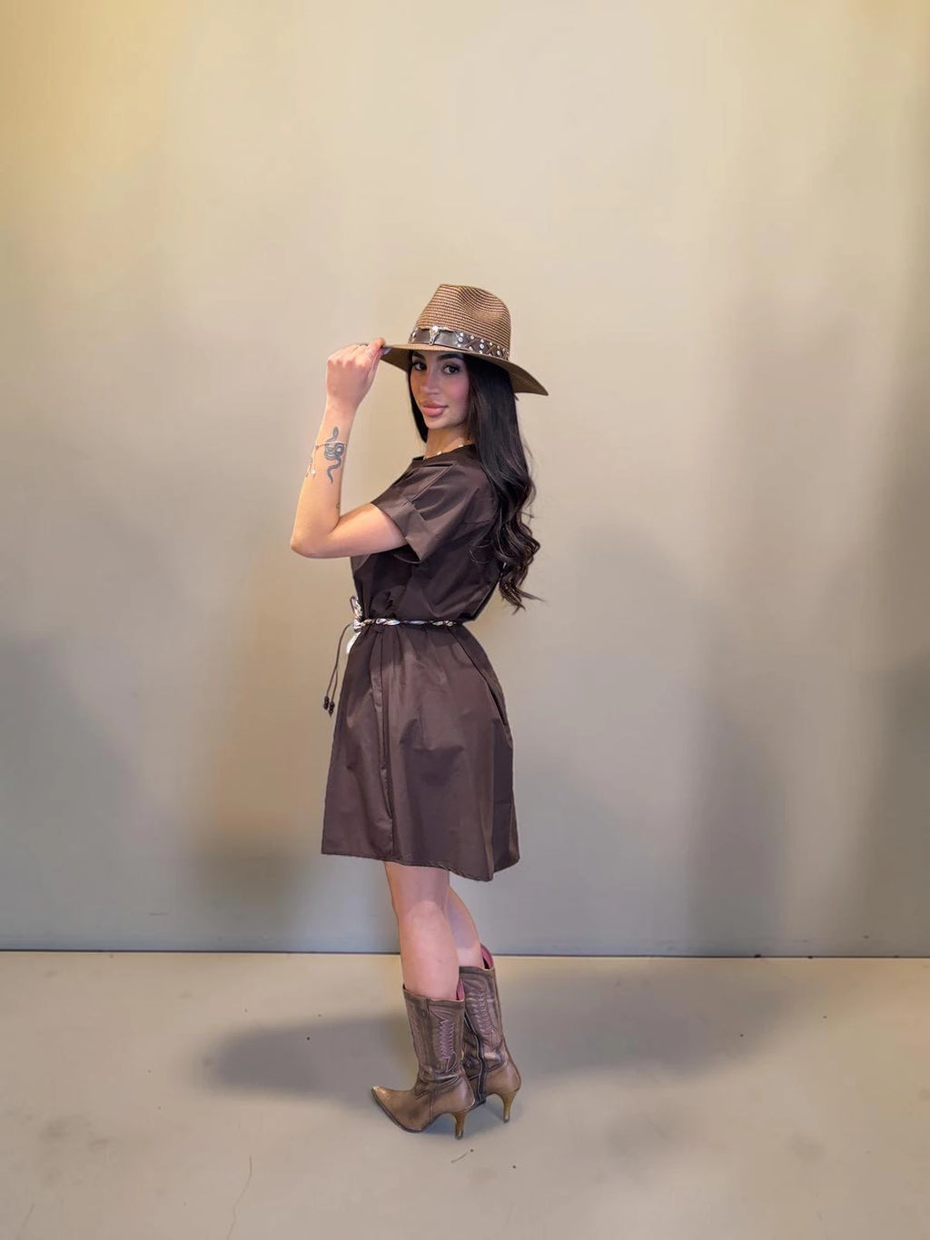 Abito marrone con cintura in vita per un look sofisticato