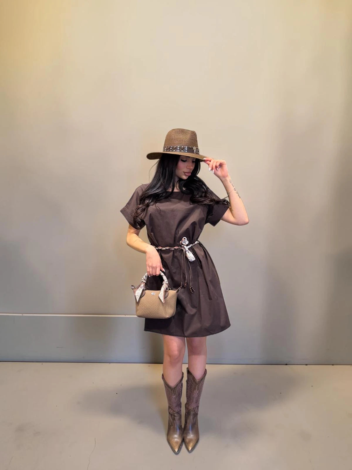 Abito marrone con cintura in vita per un look sofisticato