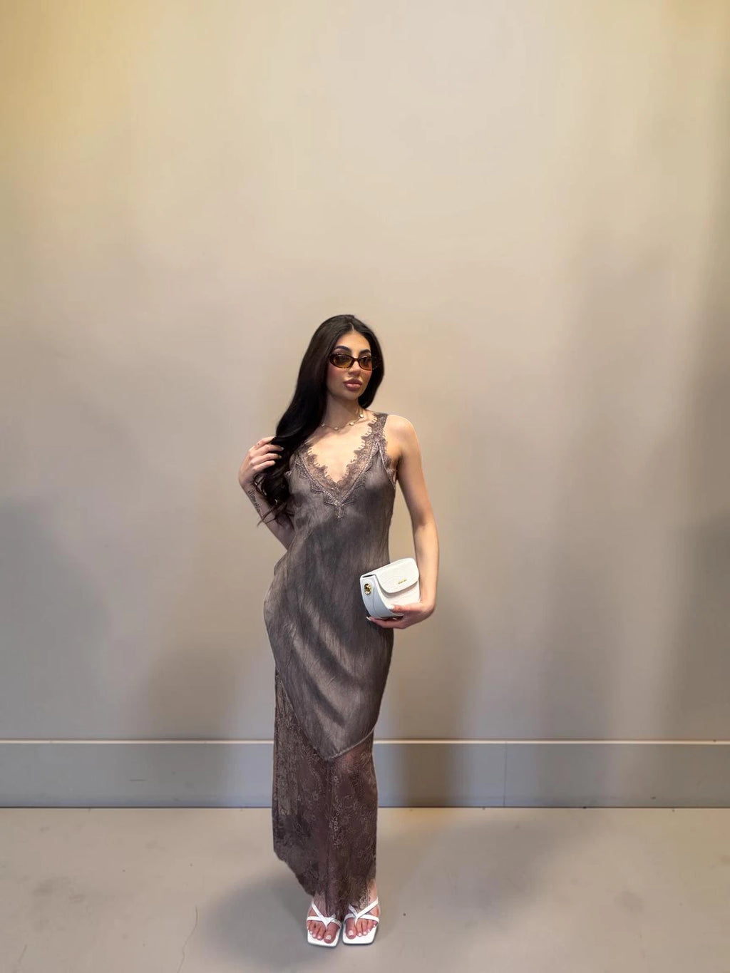 Abito elegante lungo in viscosa con pizzo