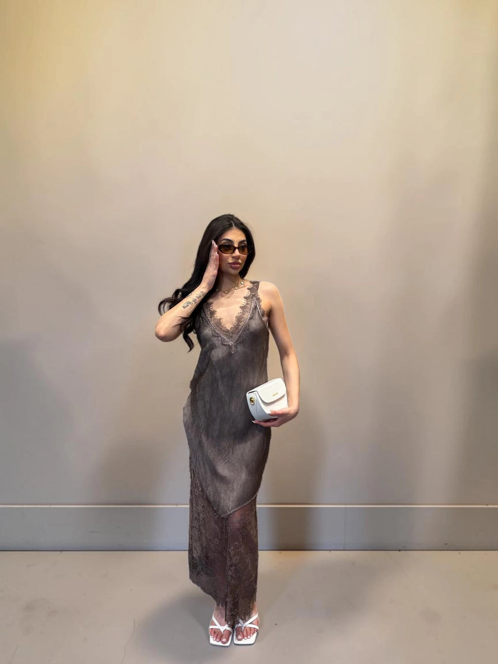 Abito elegante lungo in viscosa con pizzo