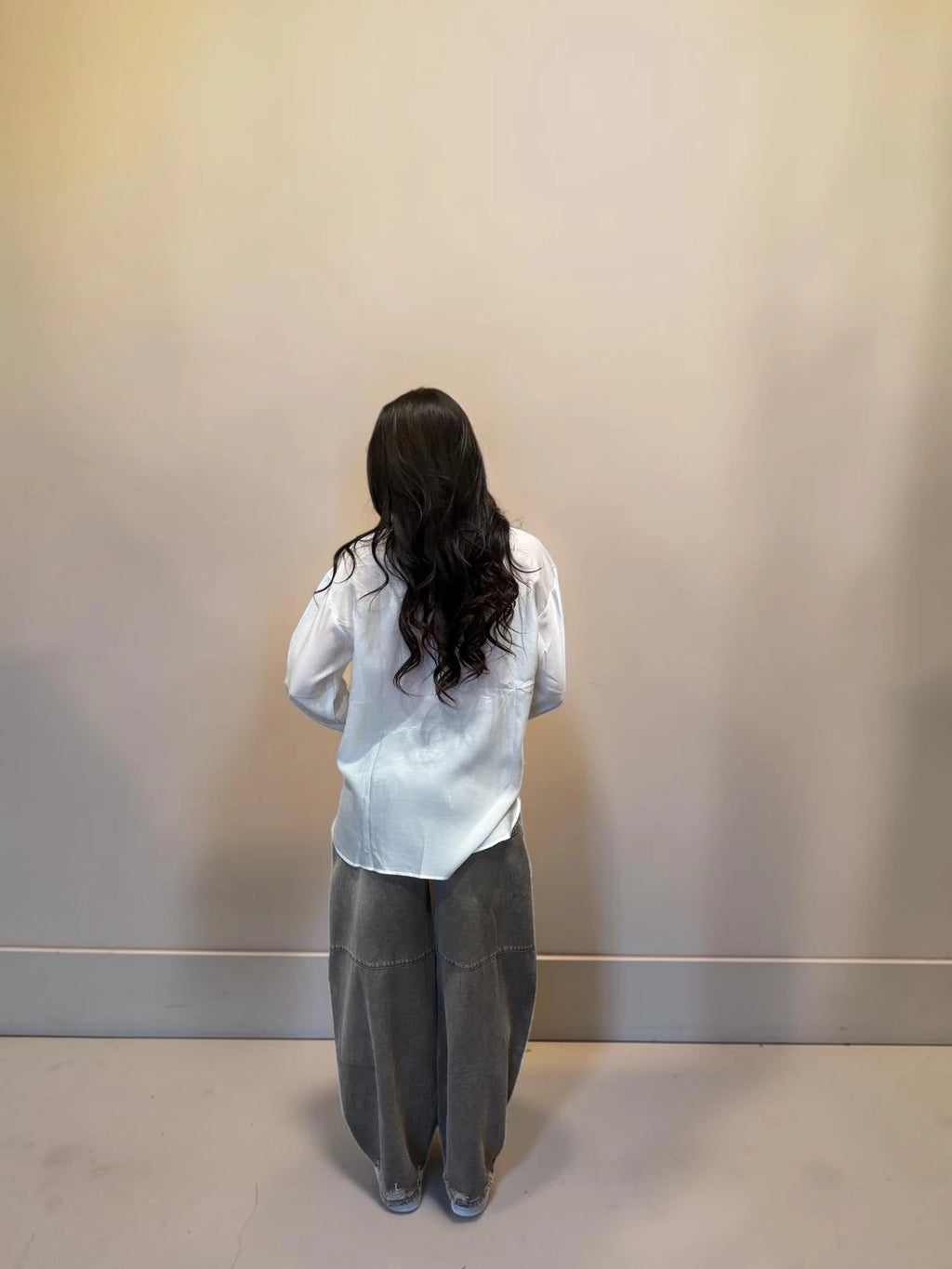 Camicia bianca semivelata in tessuto leggero