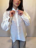 Camicia bianca semivelata in tessuto leggero
