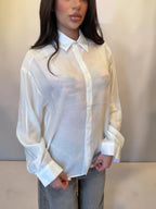 Camicia bianca semivelata in tessuto leggero