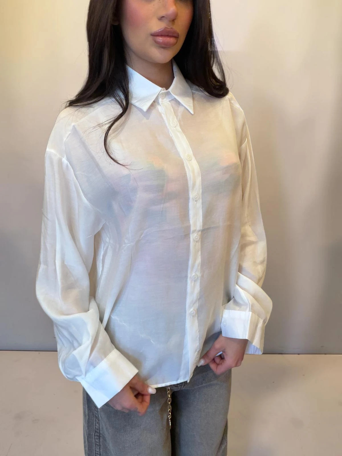 Camicia bianca semivelata in tessuto leggero