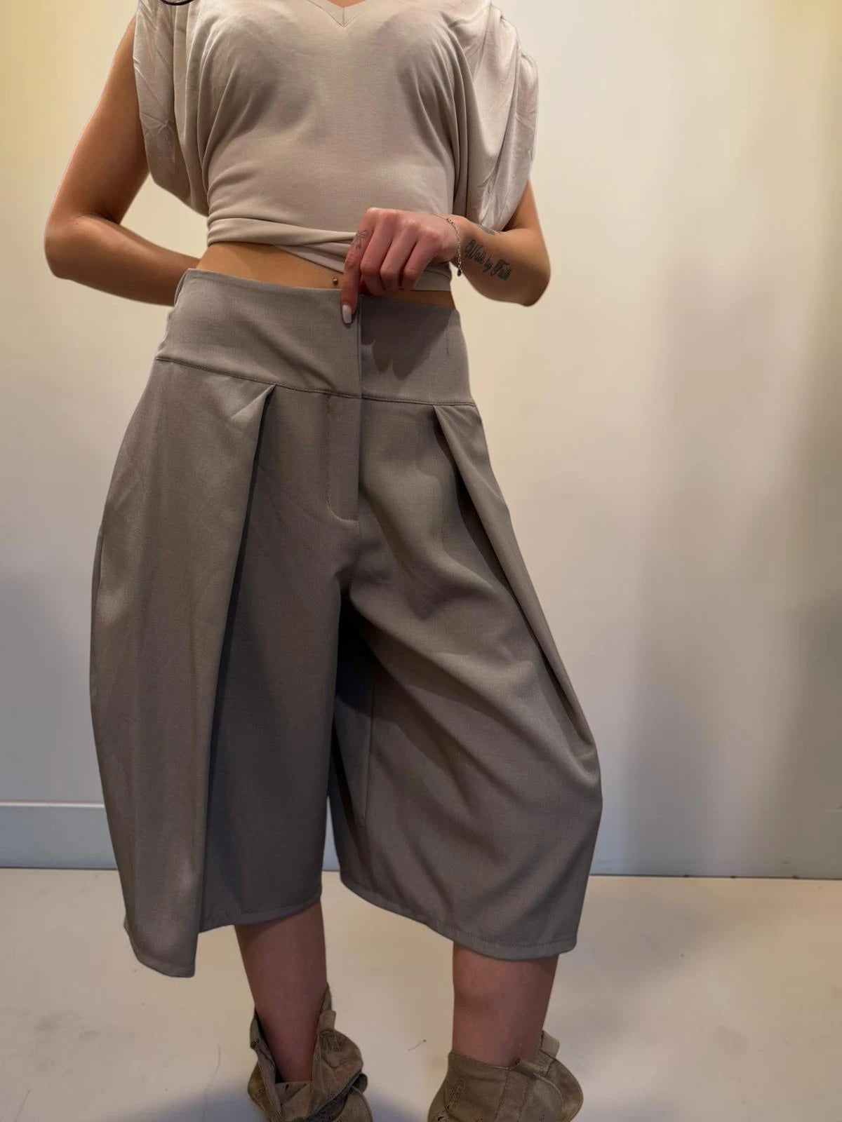 Bermuda balloon con elastico posteriore per un look casual