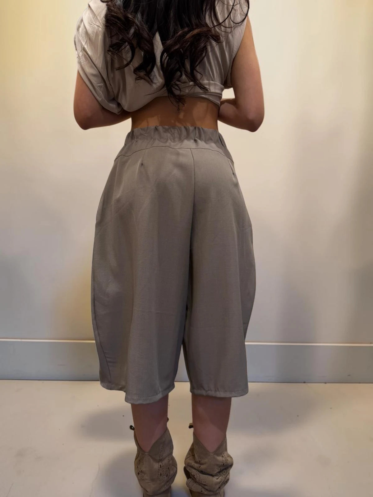 Bermuda balloon con elastico posteriore per un look casual