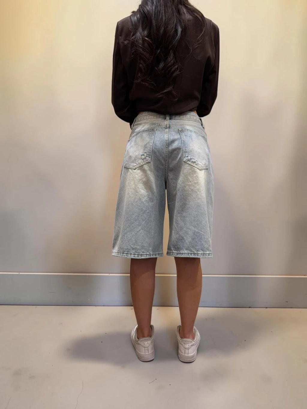 Bermuda denim over per un look curato e rilassato