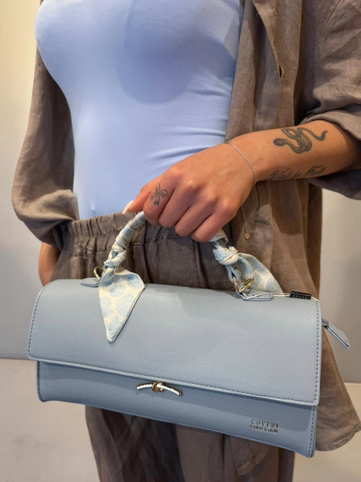 Borsa bauletto con foulard e dettagli oro