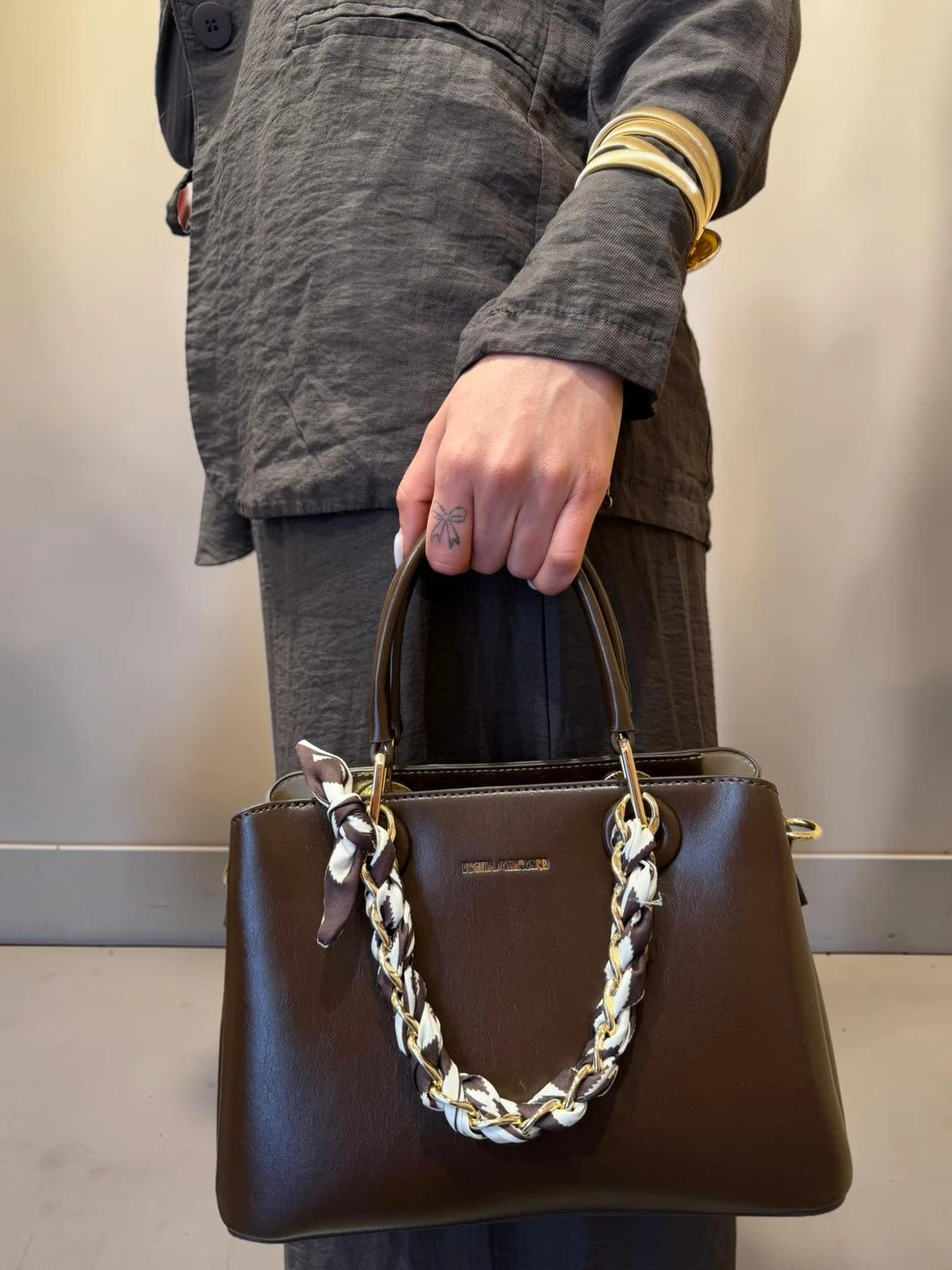Borsa tote con catenina oro e manico rigido