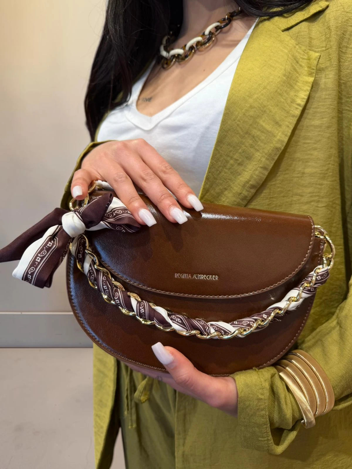 Borsa rigida a mezza luna con fiocco