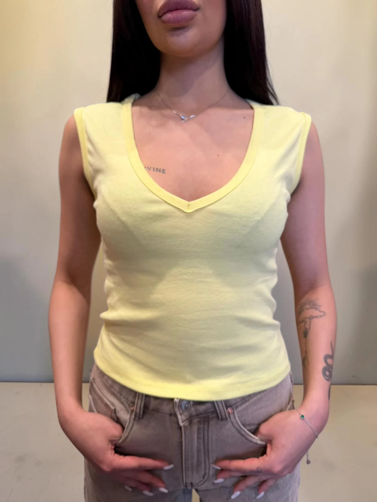 Top in cotone con scollo a V
