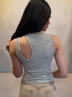 Top con dettaglio cut out a righe