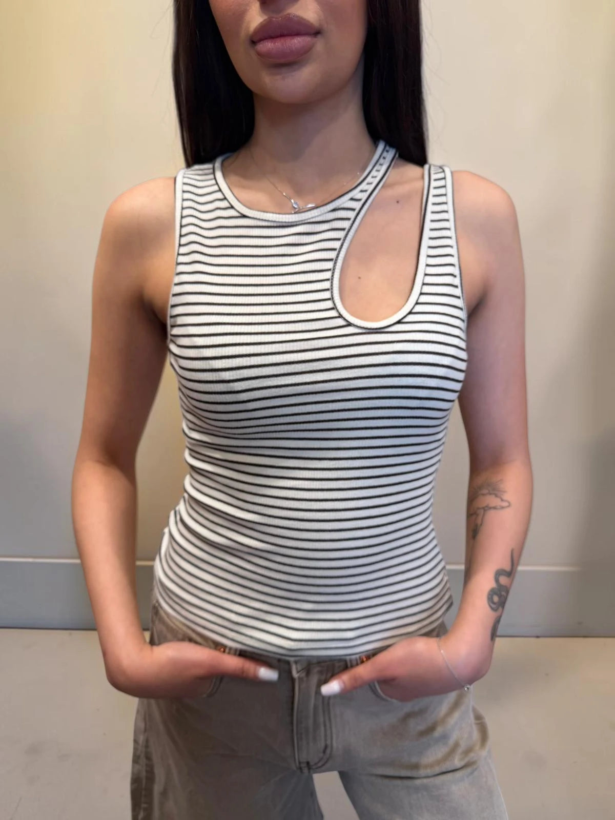 Top con dettaglio cut out a righe
