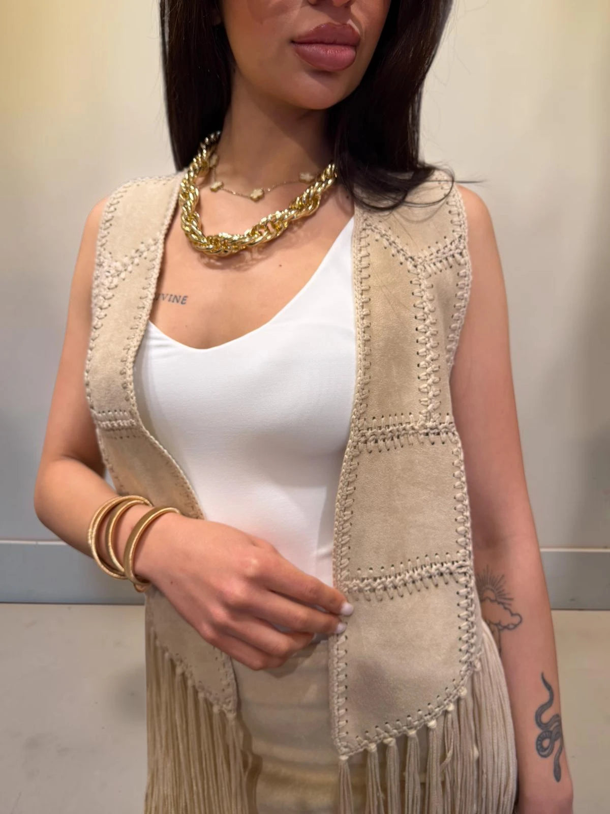 Gilet in tessuto effetto scamosciato con frange intrecciate lunghe eleganza bohemien