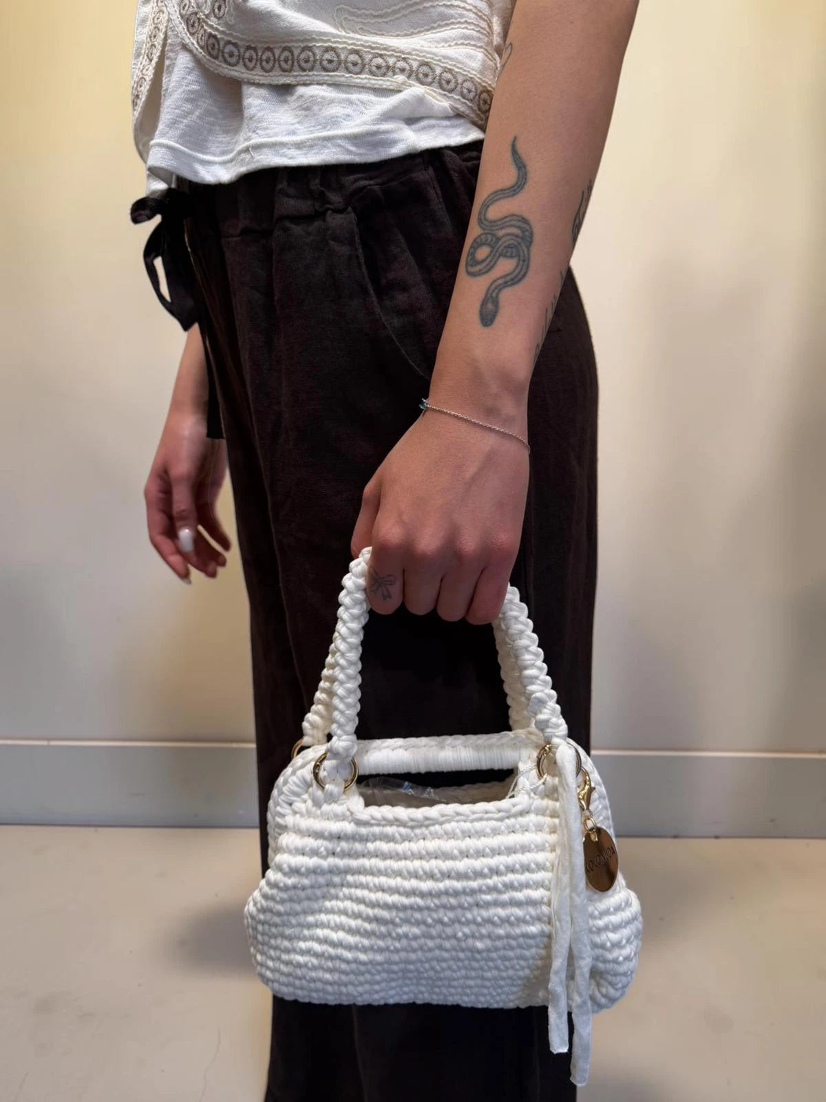 Borsa crochet con ciondolo dorato e catenina