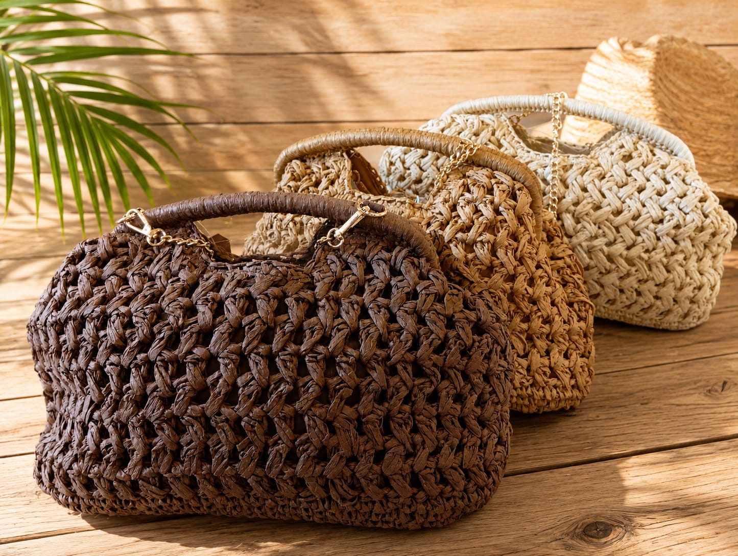 Borsa a mano in rafia intrecciata con catenina