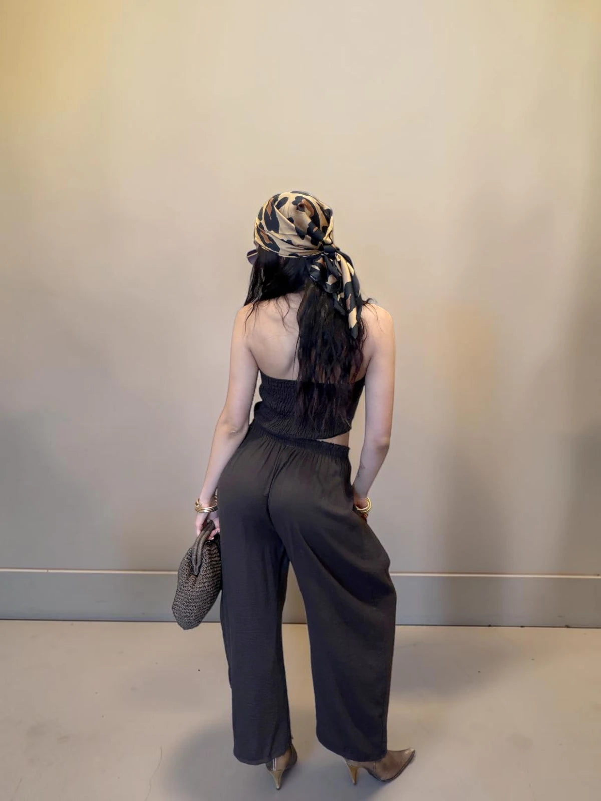 Coordinato marrone con top morbido con bottoni