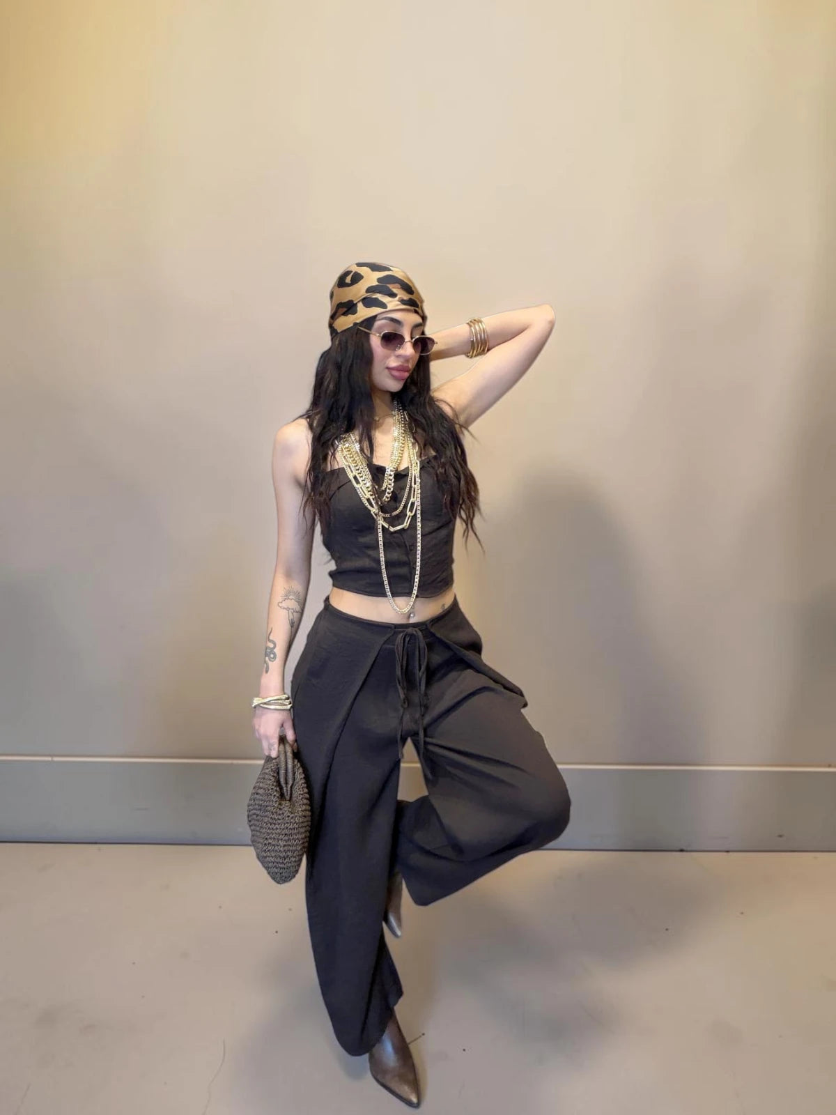 Coordinato marrone con top morbido con bottoni