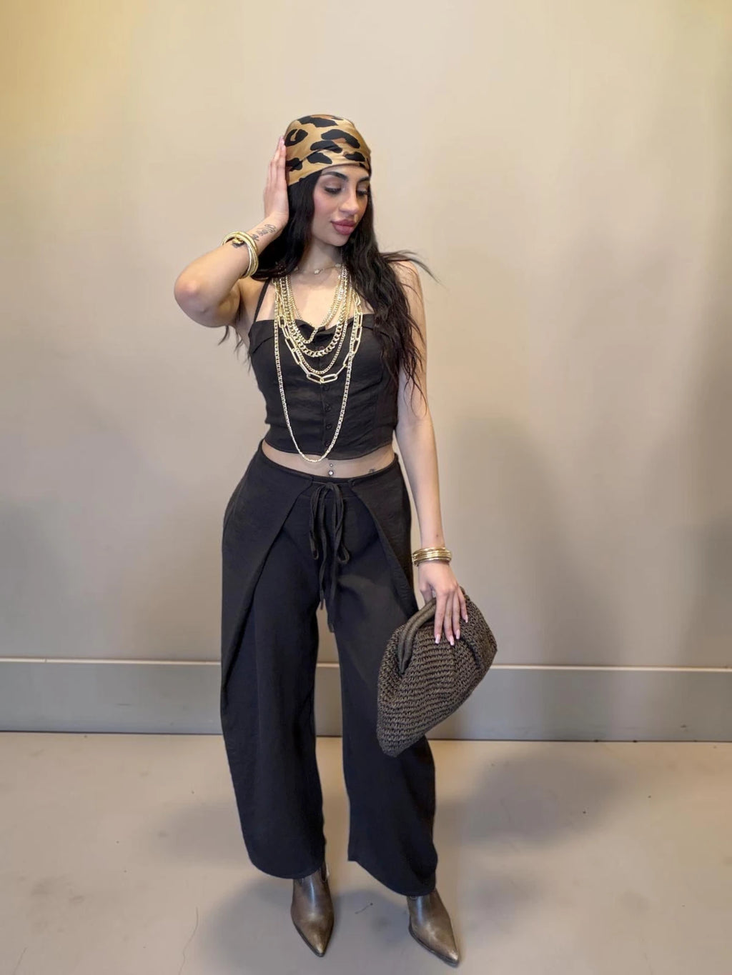 Coordinato marrone con top morbido con bottoni
