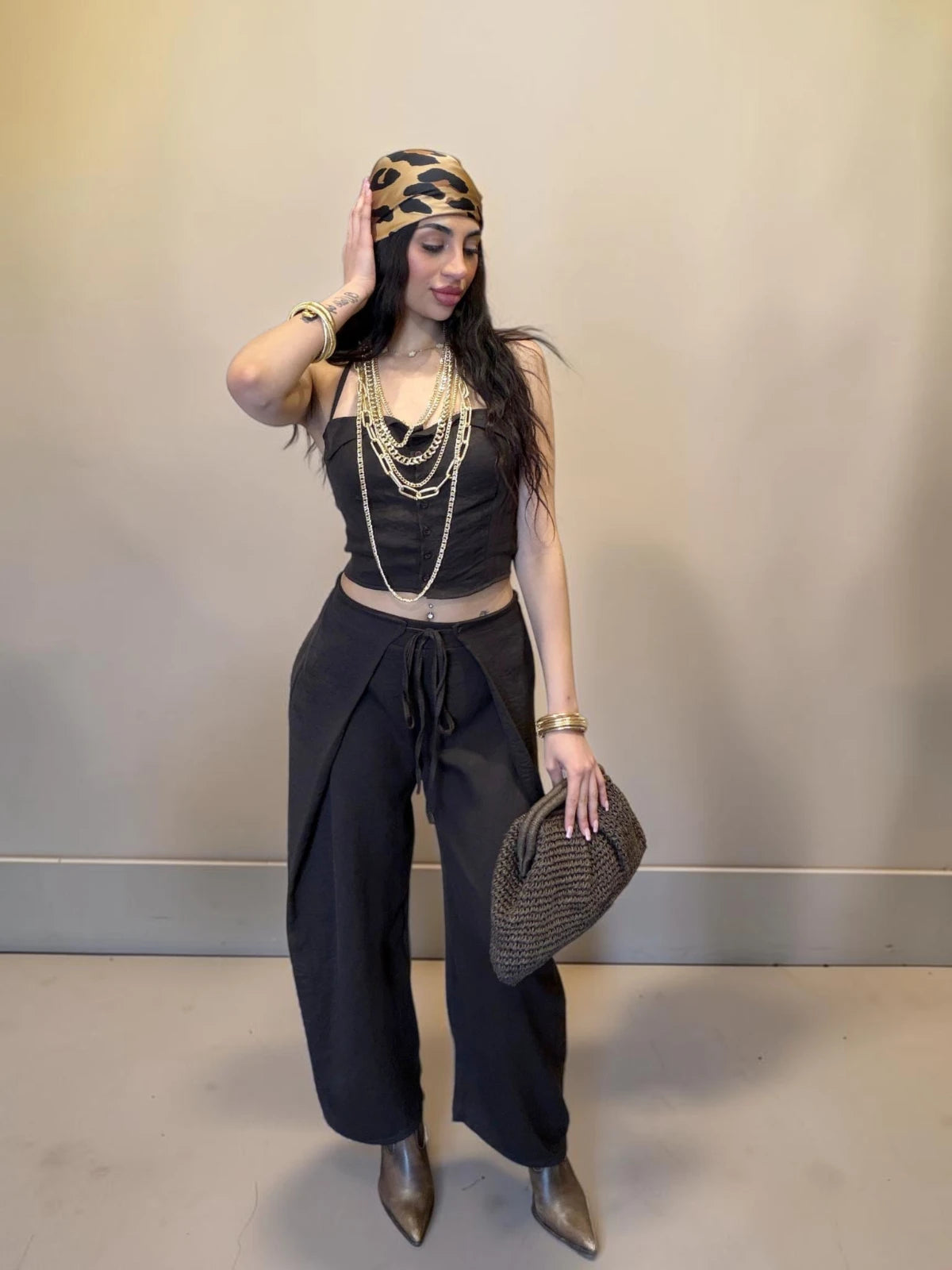 Coordinato marrone con top morbido con bottoni