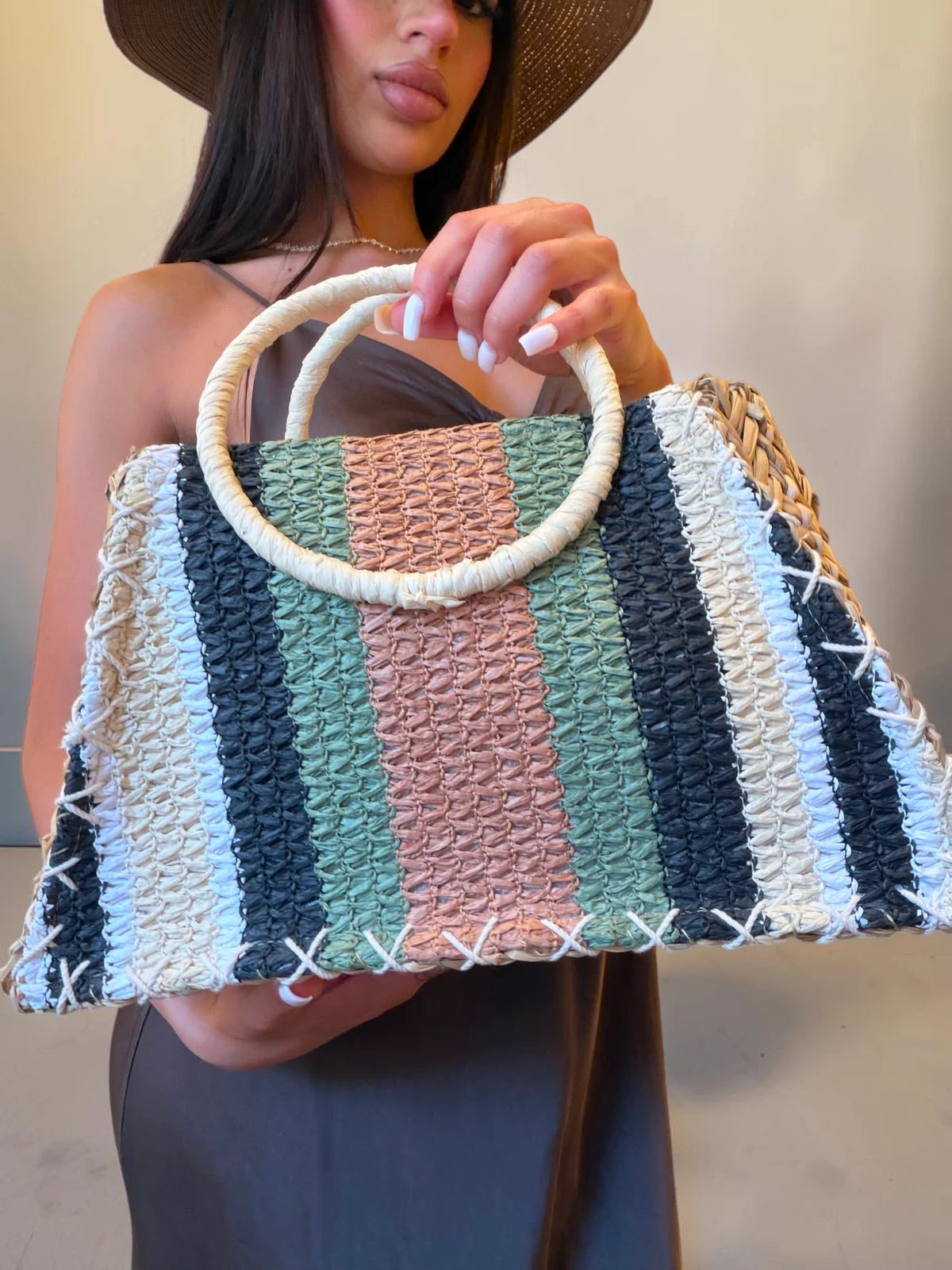 Handbag con tracolla in rafia intrecciata