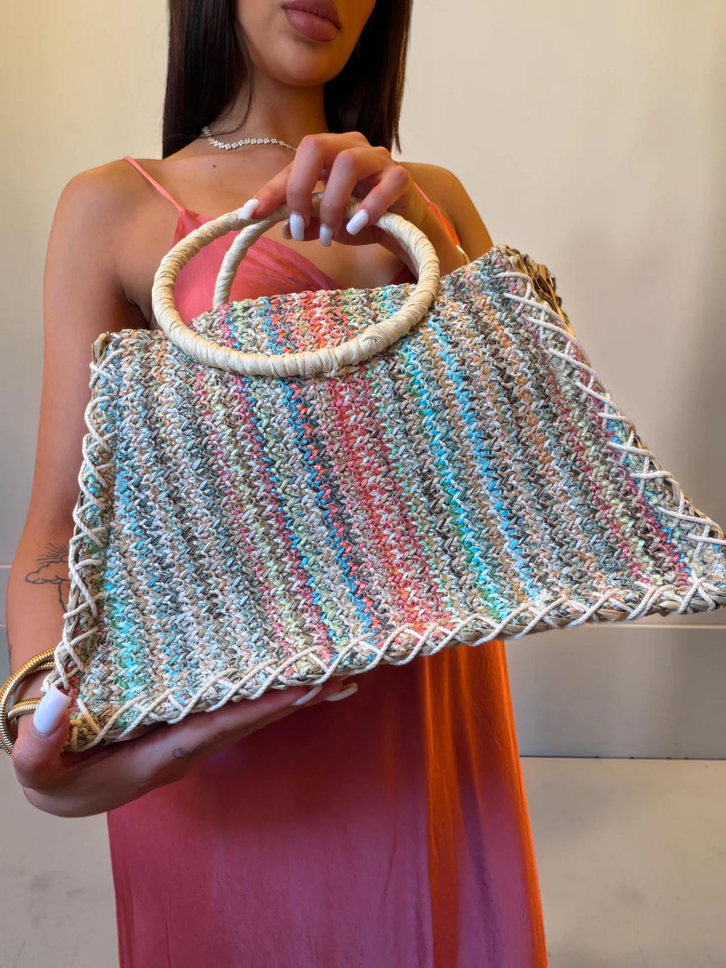 Handbag con tracolla in rafia intrecciata