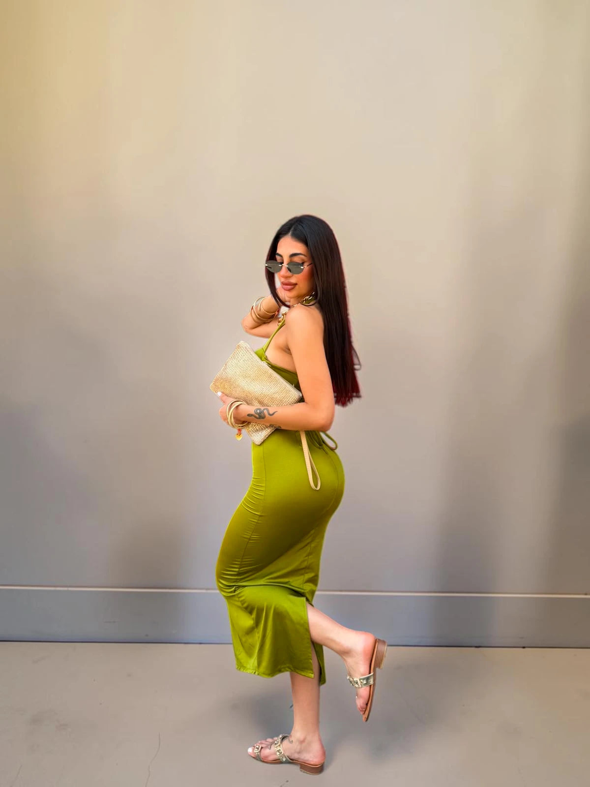 Abito midi elasticizzato con laccetti dietro la schiena