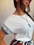 T shirt con ricami sulla manica