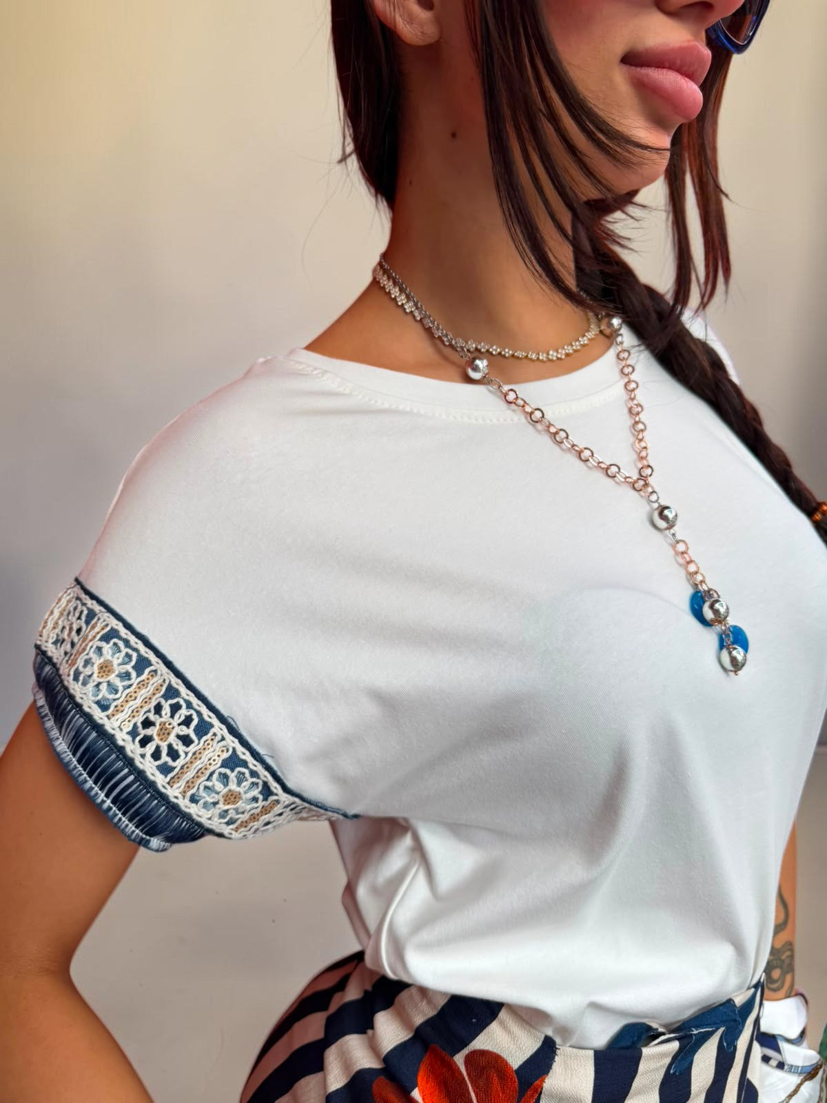 T shirt con ricami sulla manica