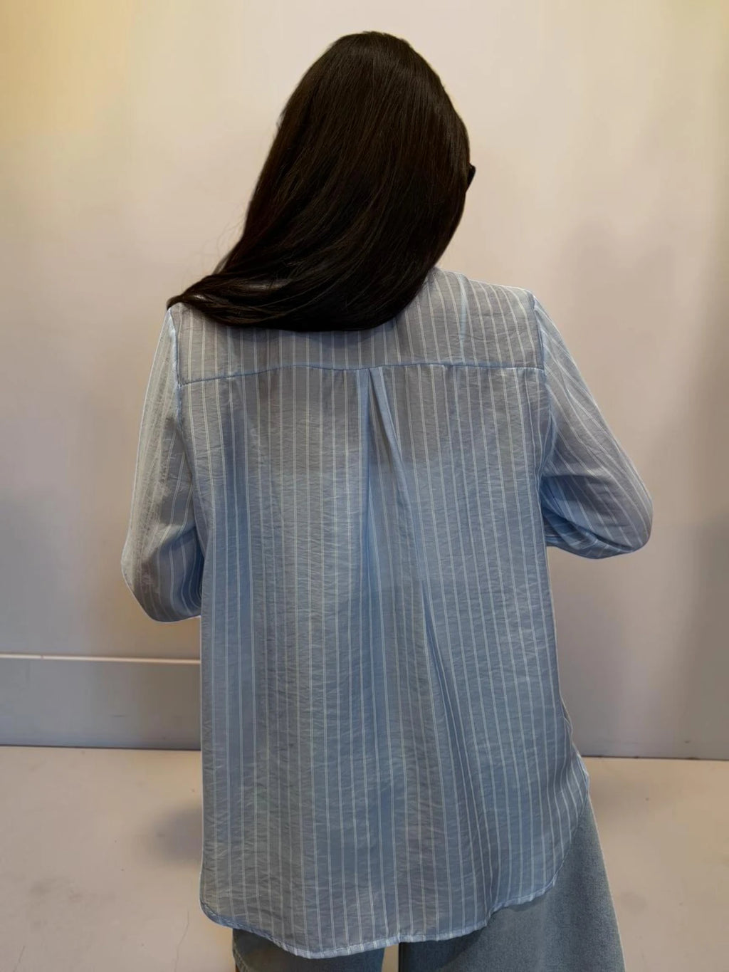 Camicia regular fit a righe semivelata