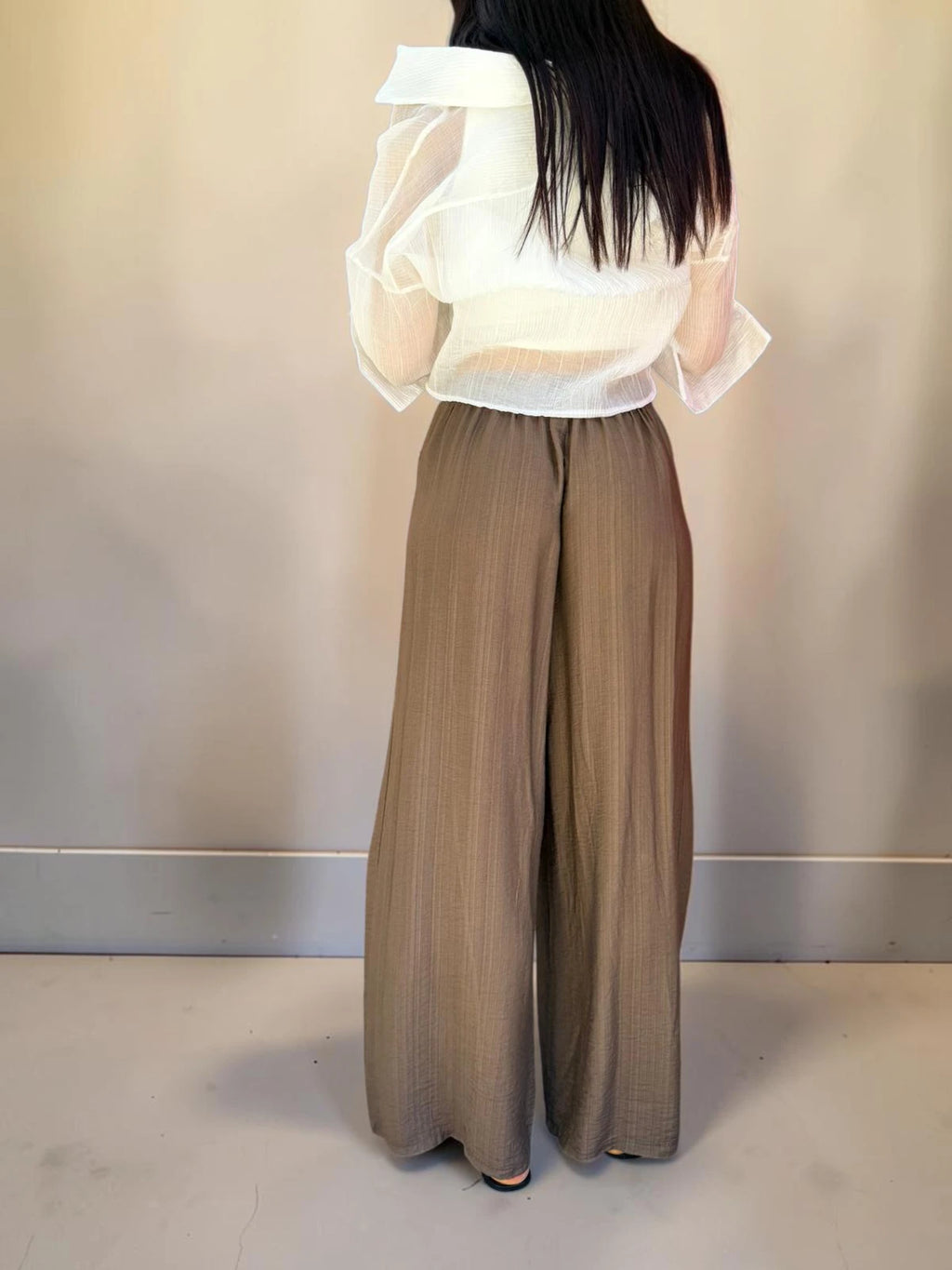 Pantalone palazzo con piega avanti ed elastico