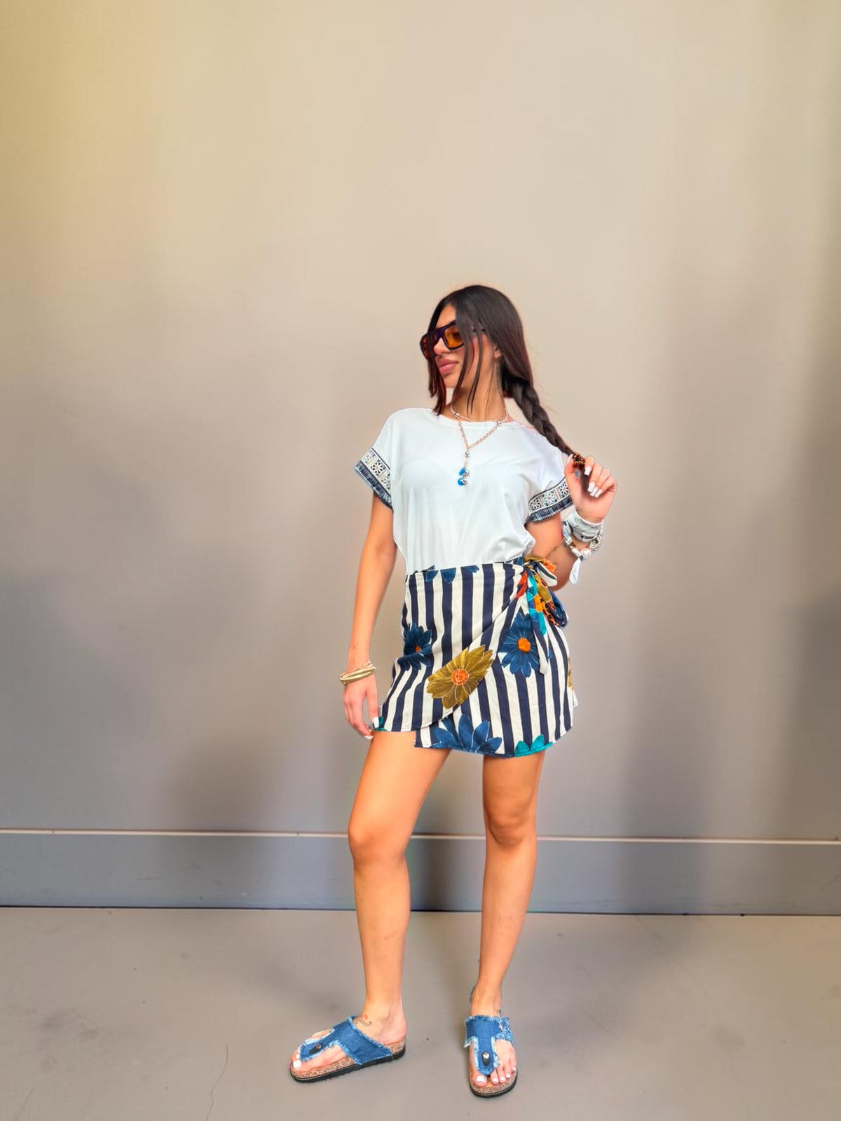 T shirt con ricami sulla manica