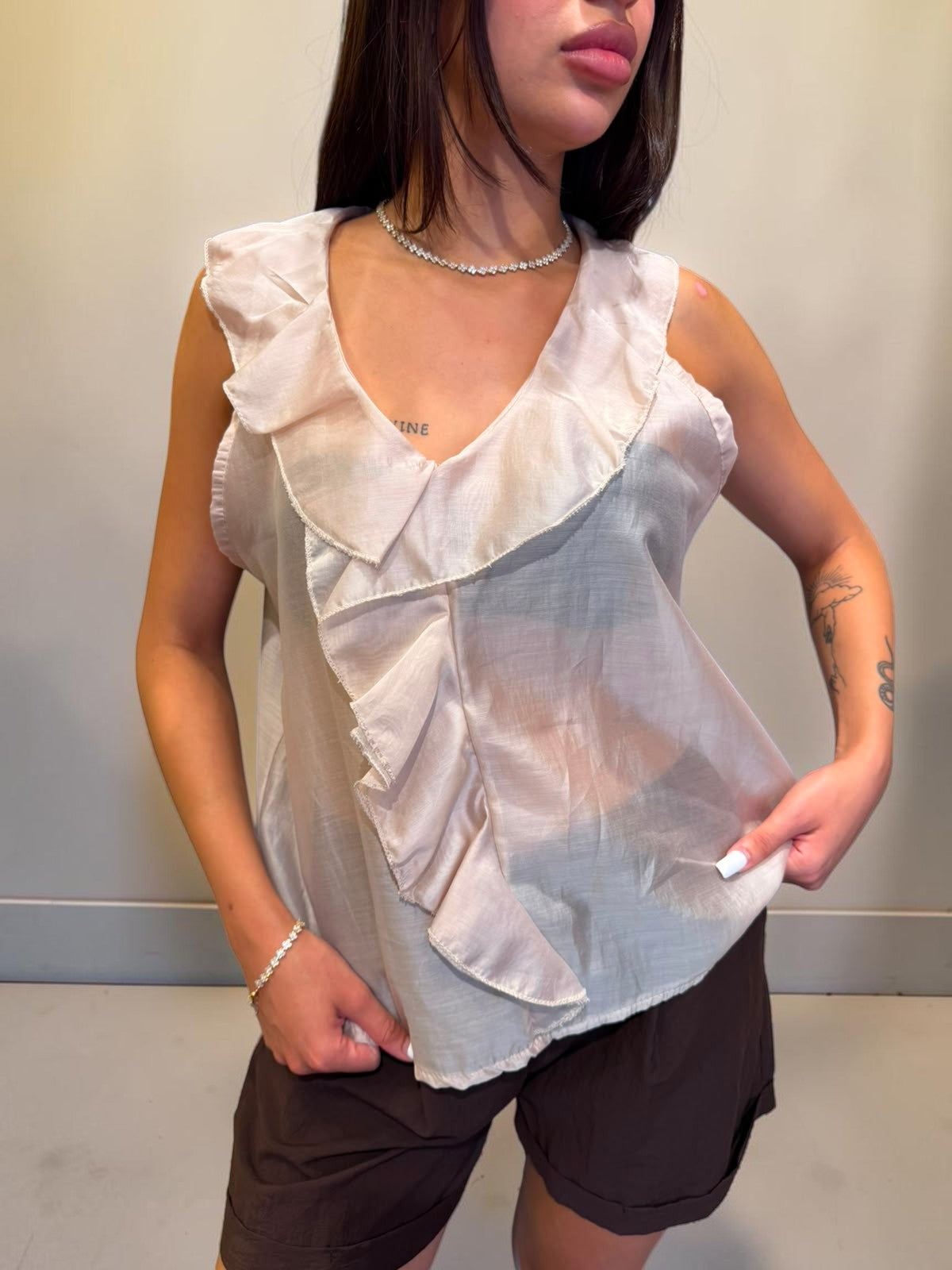 Camicia smanicata semivelata con volant